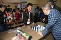 YÜREĞIR BELEDIYE BAŞKANı - Başkan Çelikcan'dan Öğrencilere Satranç Takımı