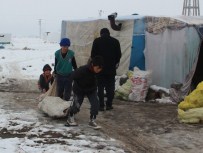 BALPıNAR - Çadırda Yaşayan Suriyeli Ailelere Giyim Ve Yakacak Yardımı Yapıldı