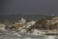 KÜÇÜKKUYU - Edremit Körfezinde Lodos Hayatı Olumsuz Etkiliyor