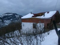 ÇATALOLUK - Kastamonu'da Kar Çatıları Yıktı