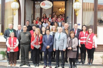 Kızılay Foça Şubesi'nden Suriyeli Mültecilere Yardım Eli