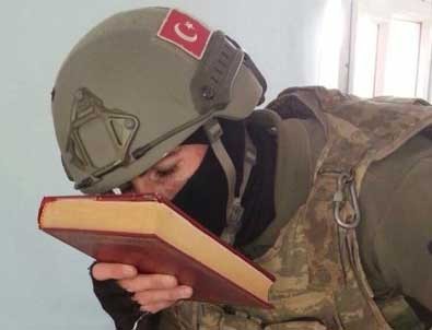 Kur'an-ı Kerim'i öpüp, başına koydu