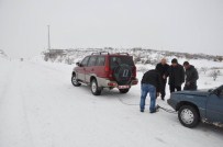 ÇAĞLAYAN KAYA - Mahsur Kalan Araçları Kaymakamın Makam Aracıyla Çekildi