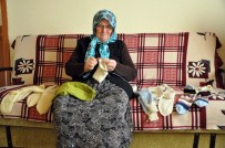 Sarıkamış'ta Esir Düşen Askerin Kızı, Yün Çorap Örüp Bağış Yapıyor