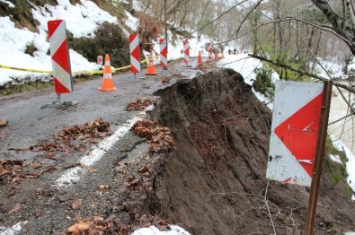 Zonguldak'ta İki İlçeyi Birbirine Bağlayan Yolda Göçük