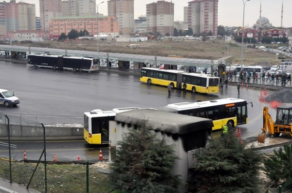 Metrobüs durağı yanında trafo patladı