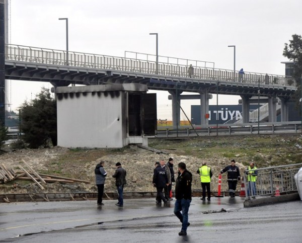 Metrobüs durağı yanında trafo patladı