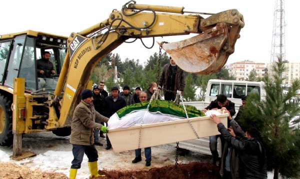 Obez hastanın cenazesi kepçeyle mezara konuldu