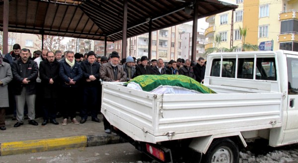 Obez hastanın cenazesi kepçeyle mezara konuldu