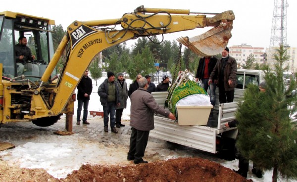 Obez hastanın cenazesi kepçeyle mezara konuldu