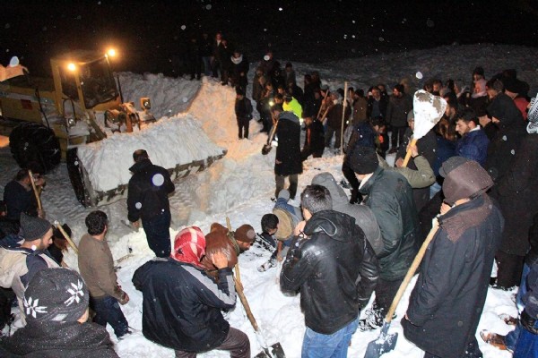 Van'da minibüsün üstüne çığ düştü: 1 ölü