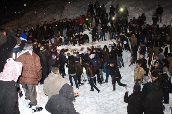 Van'da minibüsün üstüne çığ düştü: 1 ölü