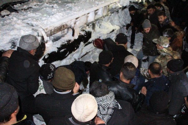 Van'da minibüsün üstüne çığ düştü: 1 ölü