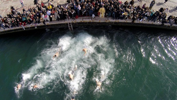 İzmir'de haç çıkarma töreni