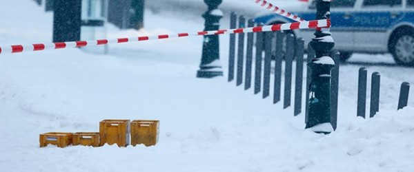 Merkel'in ofisinde bomba şüphesi