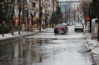 Başkan Gürkan, Yağmur Sonrası Sokaklarda İncelemelerde Bulundu