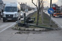 TRAFİK LAMBASI - Bursa'da Lodos Hayatı Olumsuz Etkilemeye Devam Ediyor