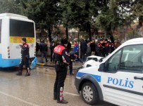 KARACAAHMET - Dur İhtarına Uymayan Sürücü Halk Otobüsüne Çarptı