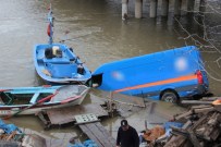 ÇELİK BARİYER - Kargo Aracı Dereye Uçtu