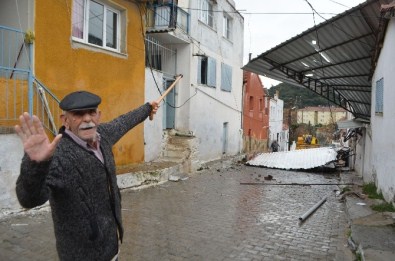 Söke'de Fırtına Ve Yağış Çatıları Uçurdu, Ağaçları Devirdi