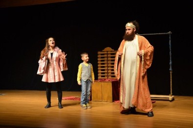 Tiyatro Günleri'nde 'Kralın Yeni Elbisesi' Adlı Çocuk Oyunu Sahnelendi