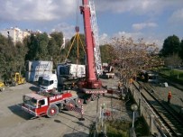 Devrilen Metro Beş Saat Sonra Kaldırıldı