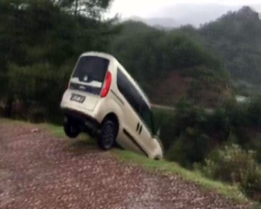 Dolandırıcılara Öfkelendi, Otomobilini Uçuruma Yuvarladı