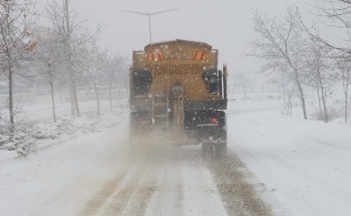 Elazığ Merkezinden 350 Kamyon Kar Taşındı
