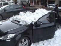 KAR KAZALARI - Erzurum'da Üzerine Kar Kütlesi Düşen Otomobil Hurdaya Döndü