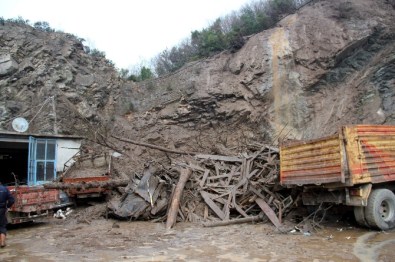 Heyelanda 11 Araç Toprak Altında Kaldı