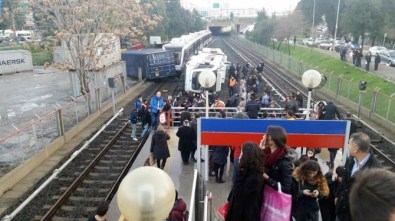 İzmir'de Metro Devrildi Çok Sayıda Yaralı Var
