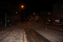 Kayseri'de Şiddetli Rüzgar Ağaç Devirdi, Çatı Uçurdu