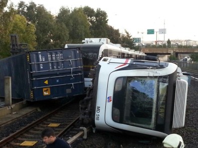 Konteyner Metronun Üzerine Devrildi