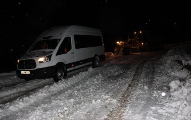 50 Öğrenci Köy Yolunda Mahsur Kaldı