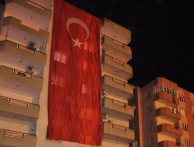 Şehit Ateşi İzmir'e Düştü