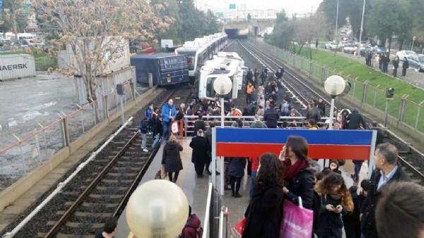 İzmir Metrosu'nda vagon devrildi