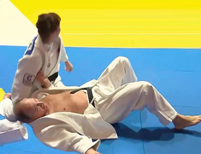Judocu kız Putin'i yere serdi!