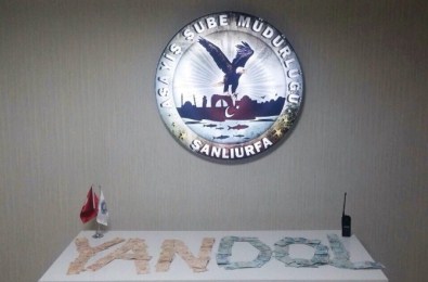 Sahte Savcı Ve Polisler Bankadan Para Çekerken Yakalandı