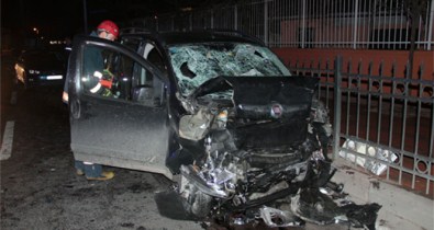 Şişli'de İki Araç Kafa Kafaya Çarpıştı Açıklaması 7 Yaralı
