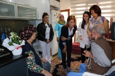 Evde Bakım Ekipleri Yaşlılar Günü'nü Kutladı