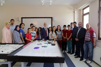 Kağıthaneli Çocuklardan Türk Bayrağı Görünce Duran Tank