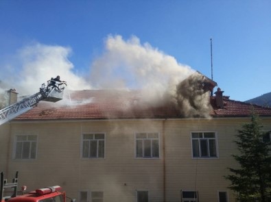 Kız Öğrenci Yurdu Binası Çatısında Yangın