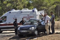 TUR MİNİBÜSÜ - Manavgat'ta Otomobil İle Tur Minibüsü Çarpıştı Açıklaması 2 Yaralı