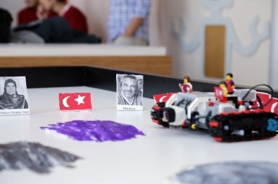 15 Temmuz'dan Etkilenen Çocuklardan Türk Bayrağına Duyarlı Robot
