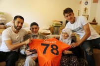 YAŞLI ÇİFT - Medipol Başakşehirli Futbolculardan Vefa Örneği