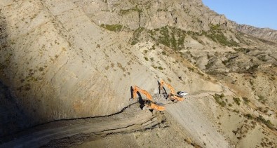 Büyükşehir Olur'da Yol Yapıyor