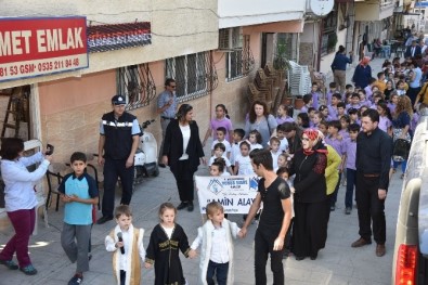 Minikler Amin Alayını Öğrendi