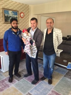 2 Buçuk Aylık Türkmen Bebeğe Hayırsever Sahip Çıktı