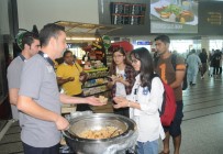 AŞURE GÜNÜ - Atatürk Havalimanı'nda Aşure İkramı