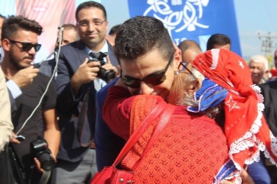 Ayşe Nine'den Genç Kaymakama 'Aferin' Öpücüğü